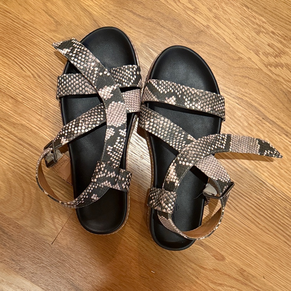 ❤️ 6 for 20 ❤️  Stylish Snake Print Universal thread Sandals never worn sz 6.5
